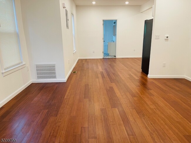 76 Chestnut St in Montclair, NJ - Building Photo - Building Photo