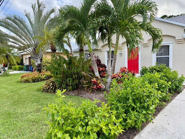 5890 NW Dowse St in Port St. Lucie, FL - Building Photo - Building Photo