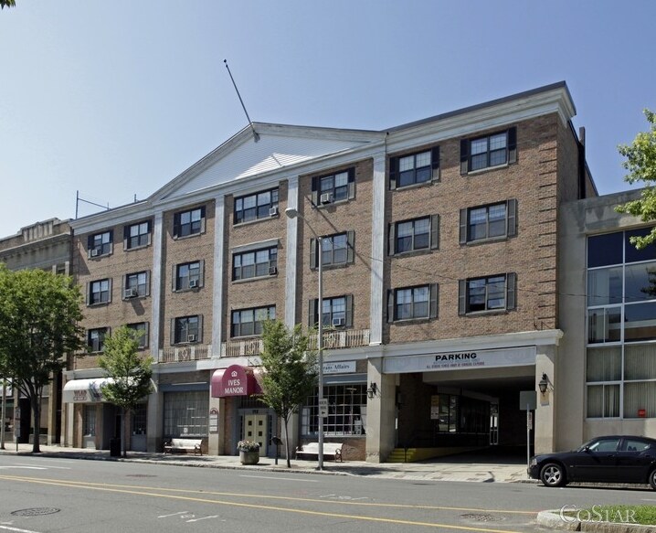 Ives Manor Apartments in Danbury, CT - Building Photo