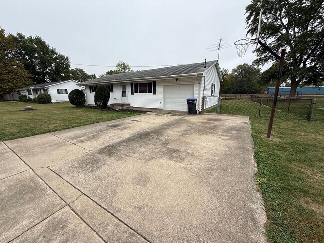 417 W Abraham St in Cerro Gordo, IL - Building Photo - Building Photo