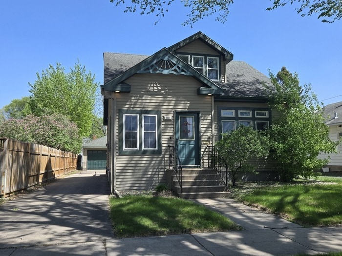 1011 Cottonwood St in Grand Forks, ND - Building Photo