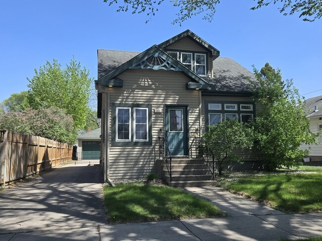property at 1011 Cottonwood St
