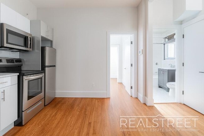 Spacious Modern 2BR in Bed-Stuy | Prime Willoughby & Marcy Location in Brooklyn, NY - Foto de edificio - Building Photo