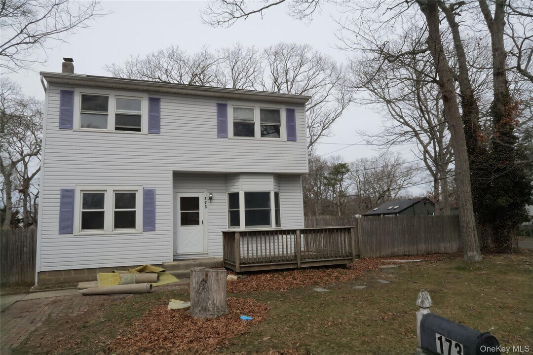 173 Aspen Rd in Mastic Beach, NY - Building Photo
