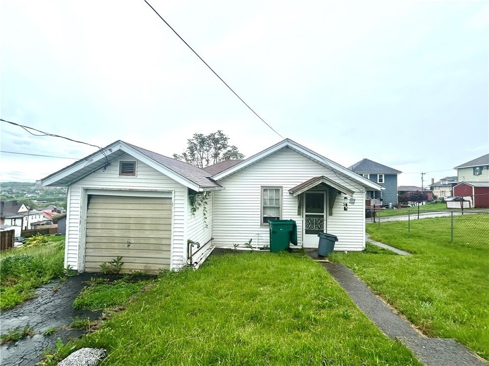 9 Jacob St, Unit 9 Rear in Uniontown, PA - Building Photo