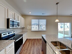 1320 Lomond Dr in Nashville, TN - Foto de edificio - Building Photo