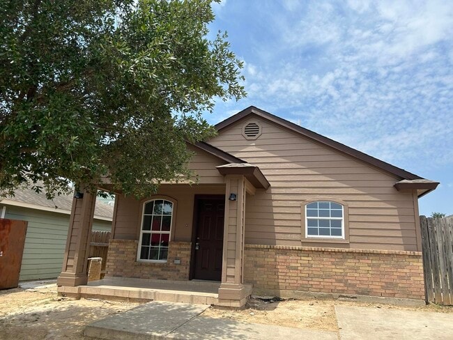4740 Loma Vista Dr in Laredo, TX - Building Photo - Building Photo
