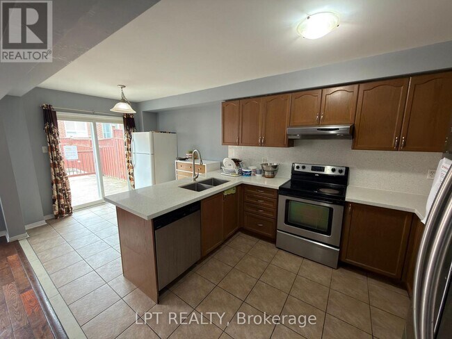 112 Bushmill Cir in Brampton, ON - Building Photo - Building Photo