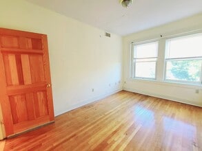 1402 Beacon St, Unit 3 in Brookline, MA - Foto de edificio - Building Photo