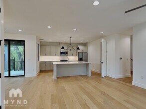 1119 Mahan Dr in Austin, TX - Foto de edificio - Building Photo