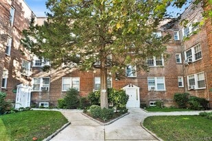 1 Ash Pl in Great Neck, NY - Building Photo