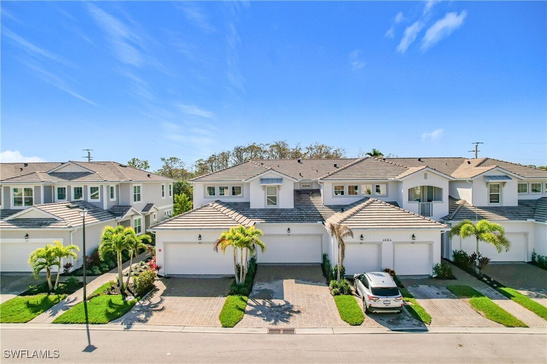 4664 Arboretum Cir in Naples, FL - Foto de edificio