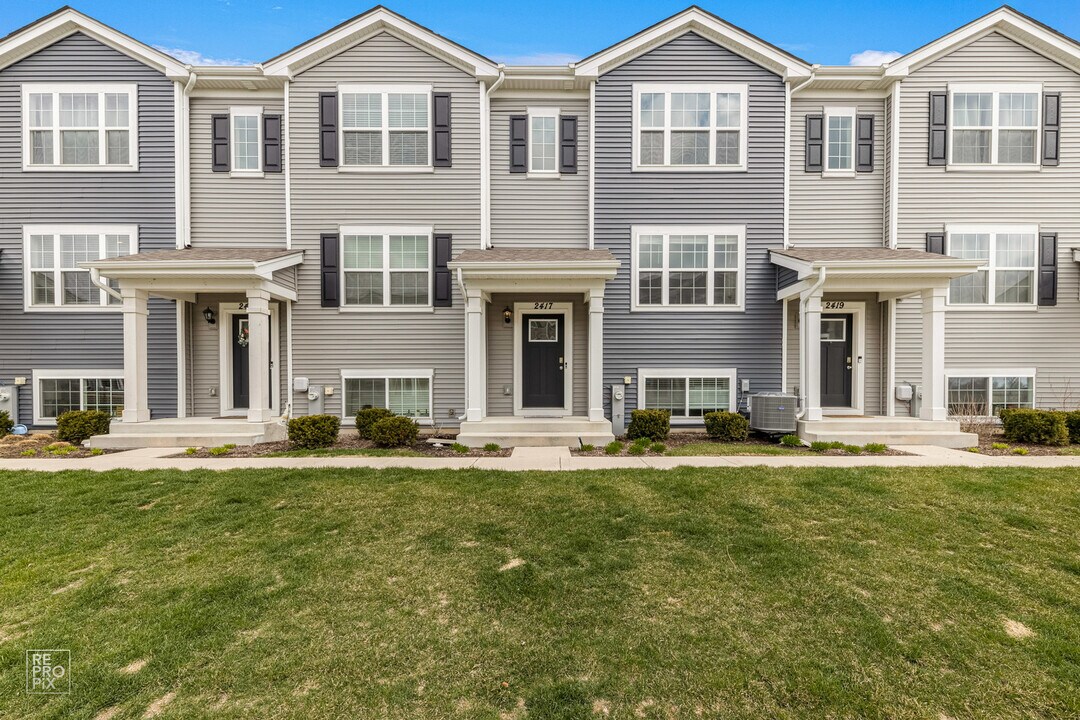 2417 Bella Dr in Pingree Grove, IL - Building Photo