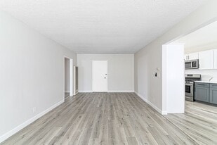 125 E Spring St in Long Beach, CA - Building Photo