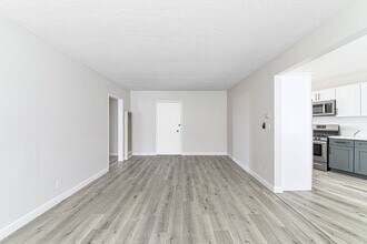 125 E Spring St, Unit 09 in Long Beach, CA - Building Photo - Building Photo