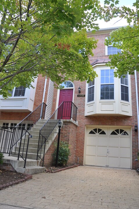 13130 Kidwell Field Rd in Herndon, VA - Building Photo