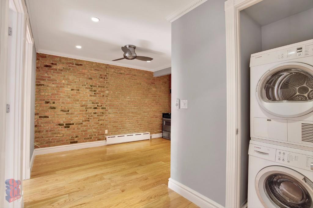 424 E 9th St in New York, NY - Building Photo