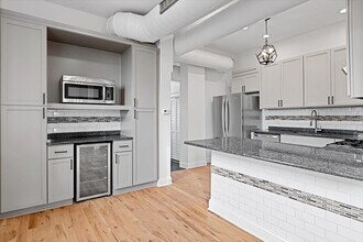 2346 W Fullerton Ave in Chicago, IL - Building Photo - Building Photo