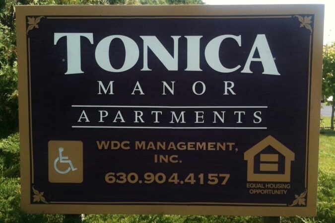 Tonica Manor in Tonica, IL - Foto de edificio