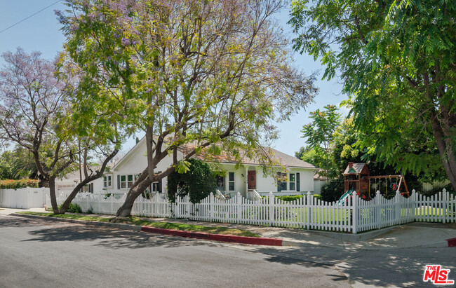 5664 Donna Ave in Los Angeles, CA - Building Photo - Building Photo