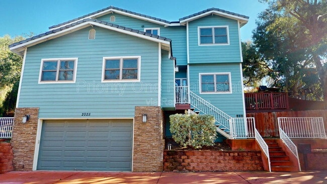 property at 2025 Cypress Ave.