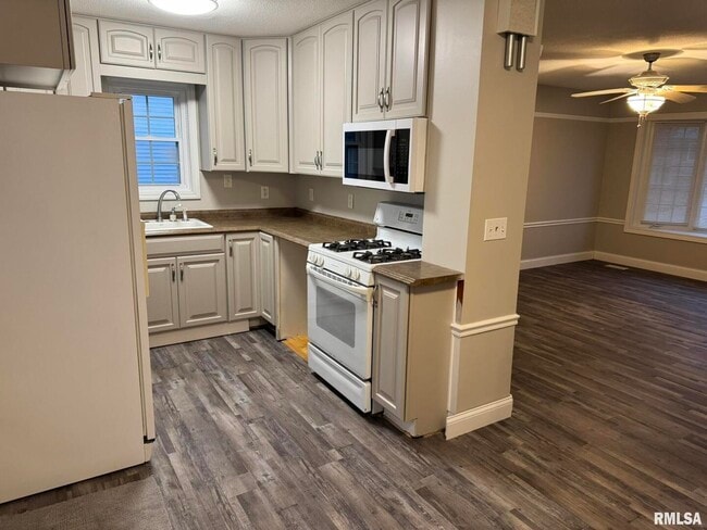 1868 Kings Dr in Bettendorf, IA - Building Photo - Building Photo