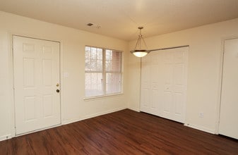 The Village At England Run in Fredericksburg, VA - Foto de edificio - Interior Photo