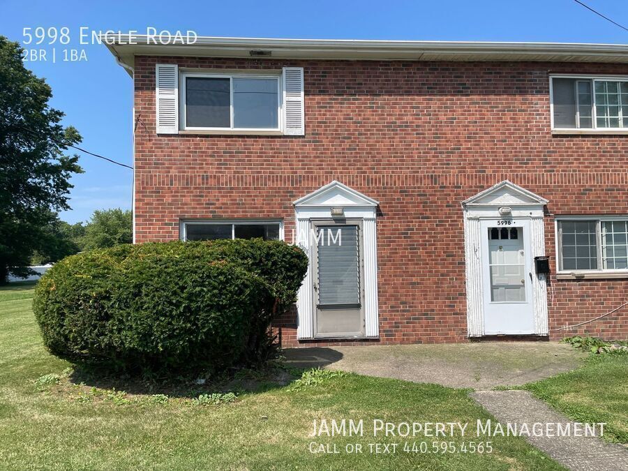 5998 Engle Rd in Brook Park, OH - Building Photo