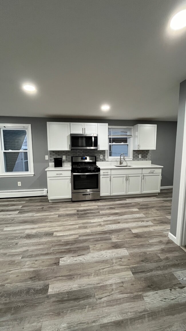 89 3rd St, Unit Apt 2