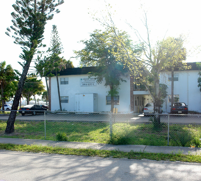 College Square in Davie, FL - Foto de edificio