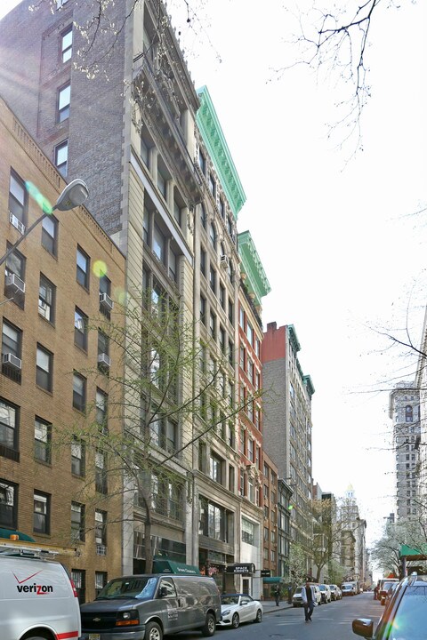 26 E 22nd St in New York, NY - Building Photo