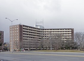 3555 Derry Rd E in Mississauga, ON - Building Photo