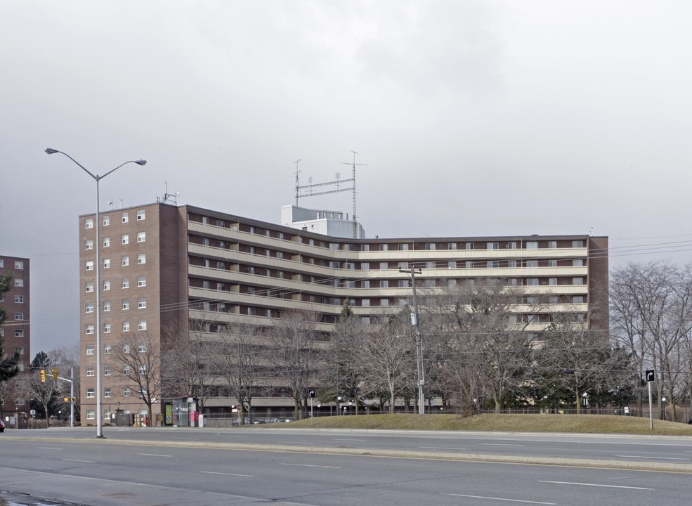 3555 Derry Rd E in Mississauga, ON - Building Photo