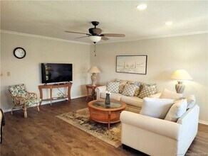 511 SW South River Dr, Unit 207 in Stuart, FL - Foto de edificio - Building Photo