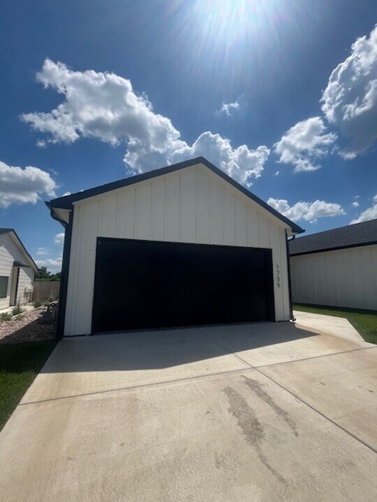 1753-1755 S Hickory Creek Ct in Wichita, KS - Building Photo
