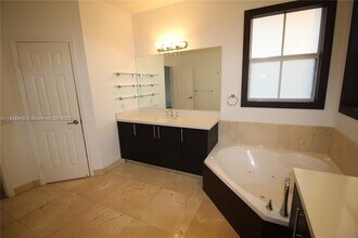 10564 NW 70th Ln in Doral, FL - Building Photo - Building Photo