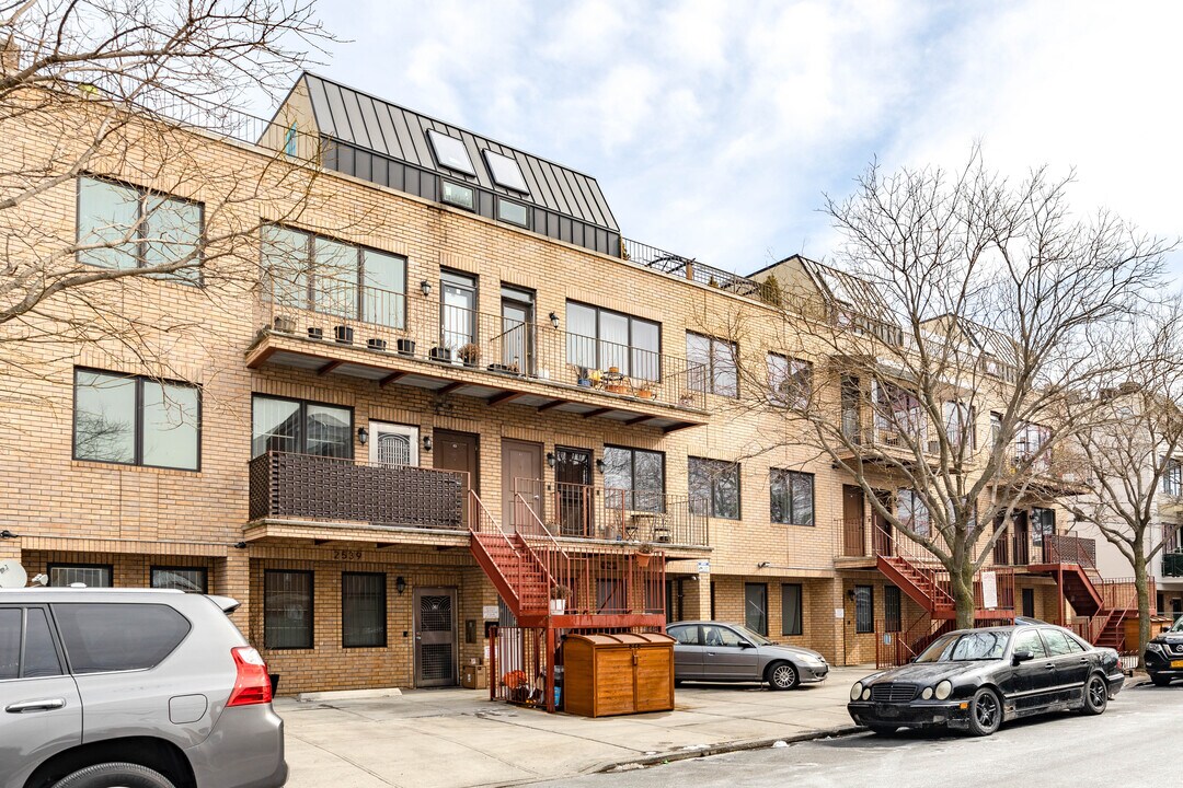 2547 W 15th St in Brooklyn, NY - Building Photo