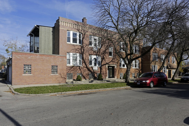 6832 W Wrightwood Ave in Chicago, IL - Building Photo - Building Photo