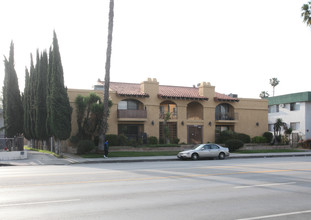 6518 Woodman Ave in Van Nuys, CA - Building Photo - Building Photo