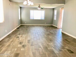 2397 E Hazeltine Way in Gilbert, AZ - Building Photo - Building Photo