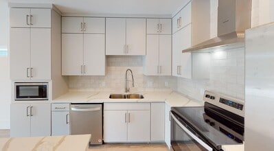 Modern Munger Place townhome with city sky in Dallas, TX - Building Photo - Building Photo