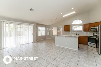 8531 W Vernon Ave in Phoenix, AZ - Foto de edificio - Building Photo