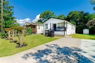 806 Avenue H in Conroe, TX - Building Photo - Building Photo