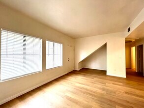 2071 Hussium Hills St, Unit 103 in Las Vegas, NV - Foto de edificio - Building Photo