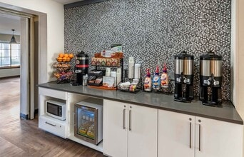 Furnished Studio-San Jose - Airport in San Jose, CA - Foto de edificio - Building Photo