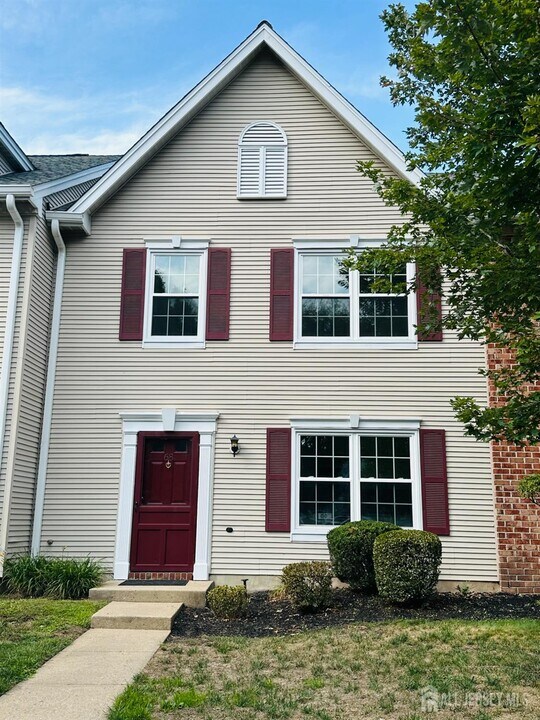 68 Albury Way in North Brunswick, NJ - Building Photo