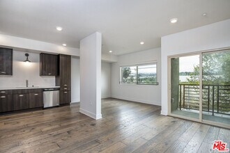 2976 Ripple Pl-Unit -204 in Los Angeles, CA - Building Photo - Building Photo
