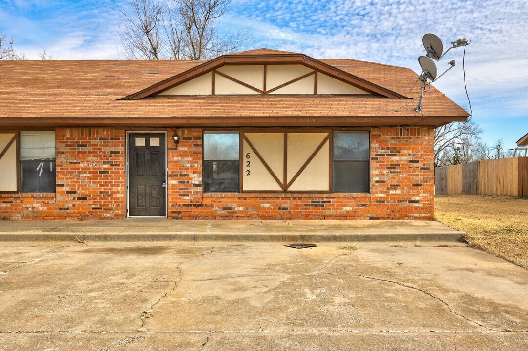 622 N Robin Way in Mustang, OK - Building Photo