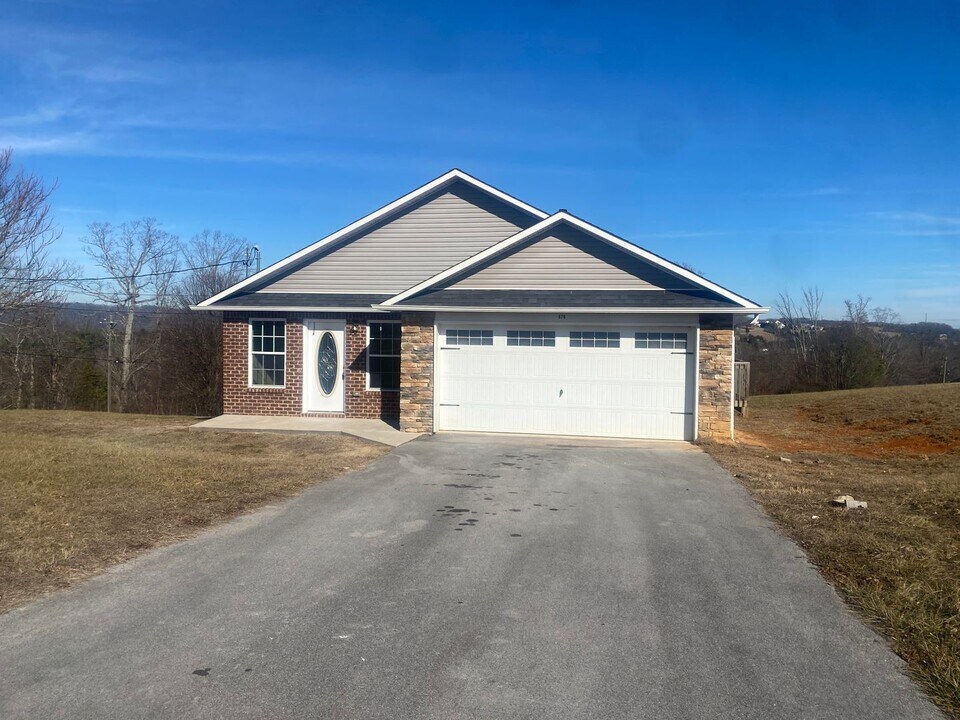 676 Privet Dr in Dandridge, TN - Building Photo