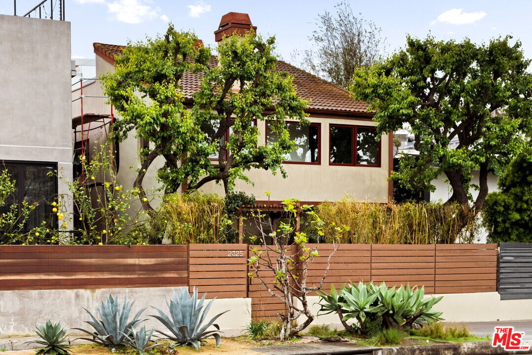 2325 Abbot Kinney Blvd in Los Angeles, CA - Building Photo
